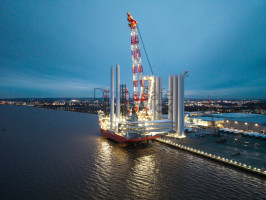 WIND PEAK with her crane deployed - Hull